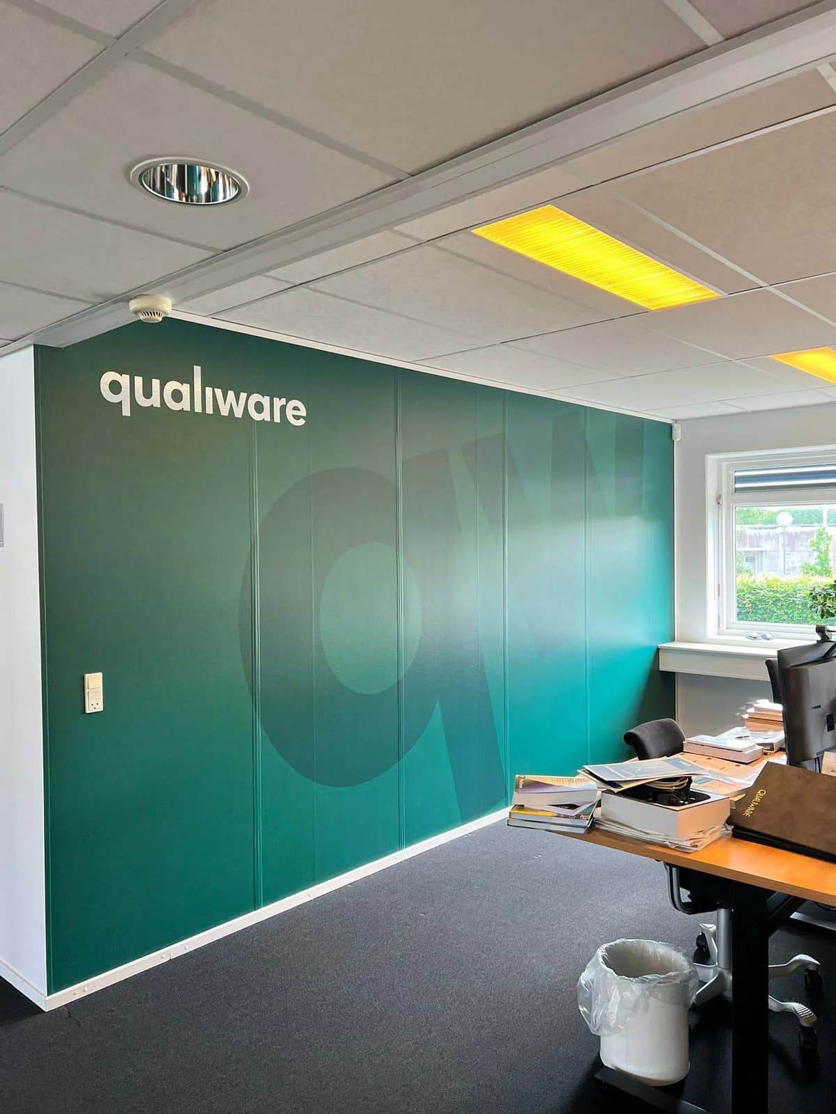 Vægdekoration med logo i folie hos QualiWare