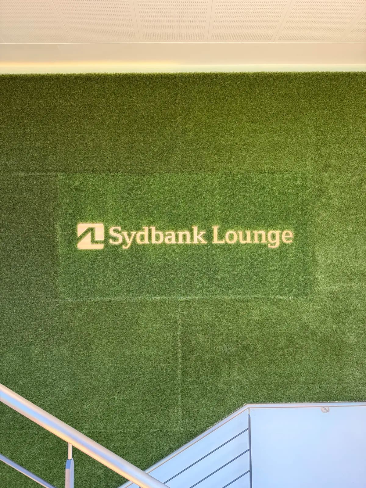 Færdigt Sydbank Lounge-logo indlagt i kunstgræs