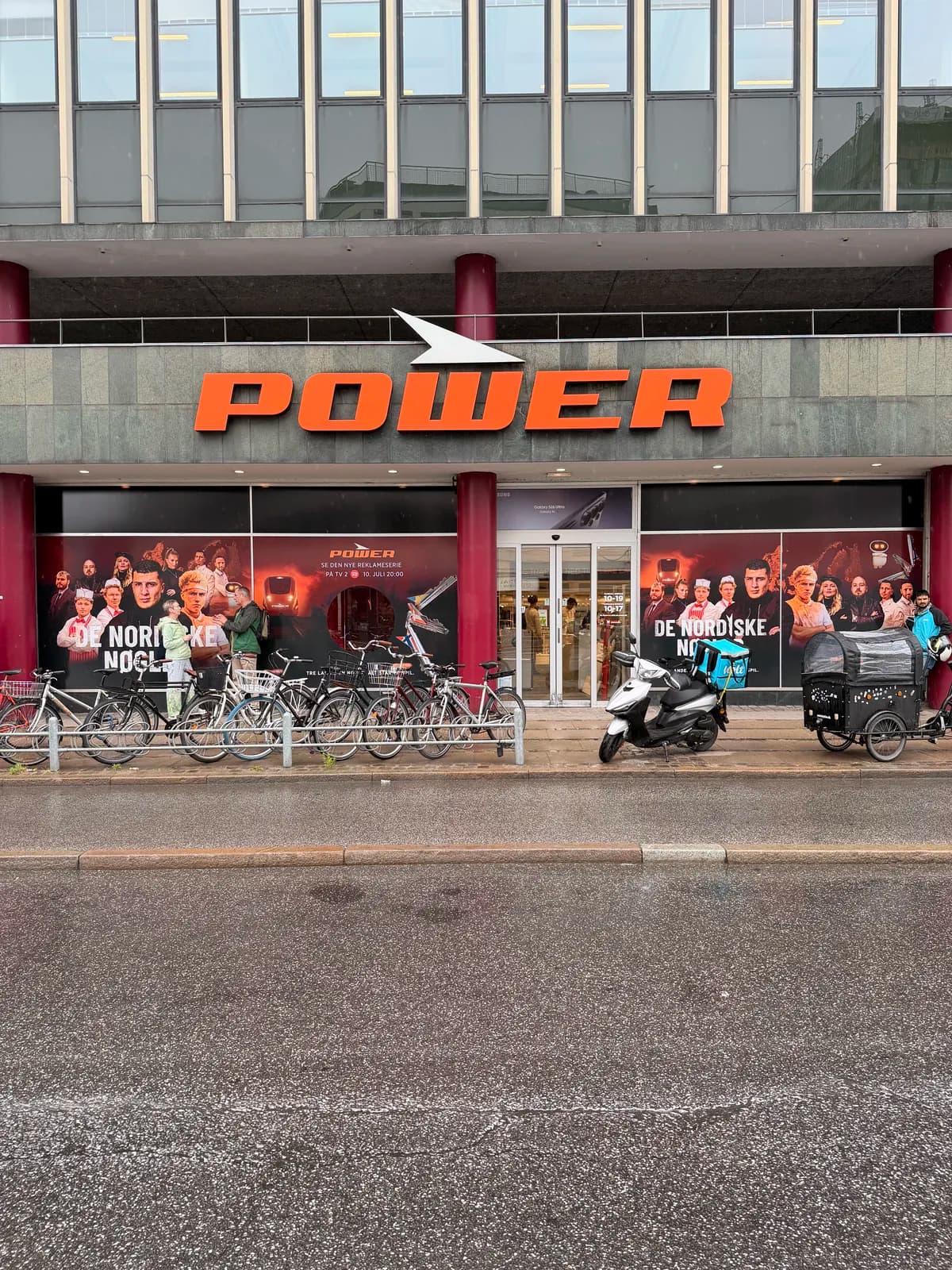 Facadebogstaver i orange til Power monteret over butikkens indgangsparti