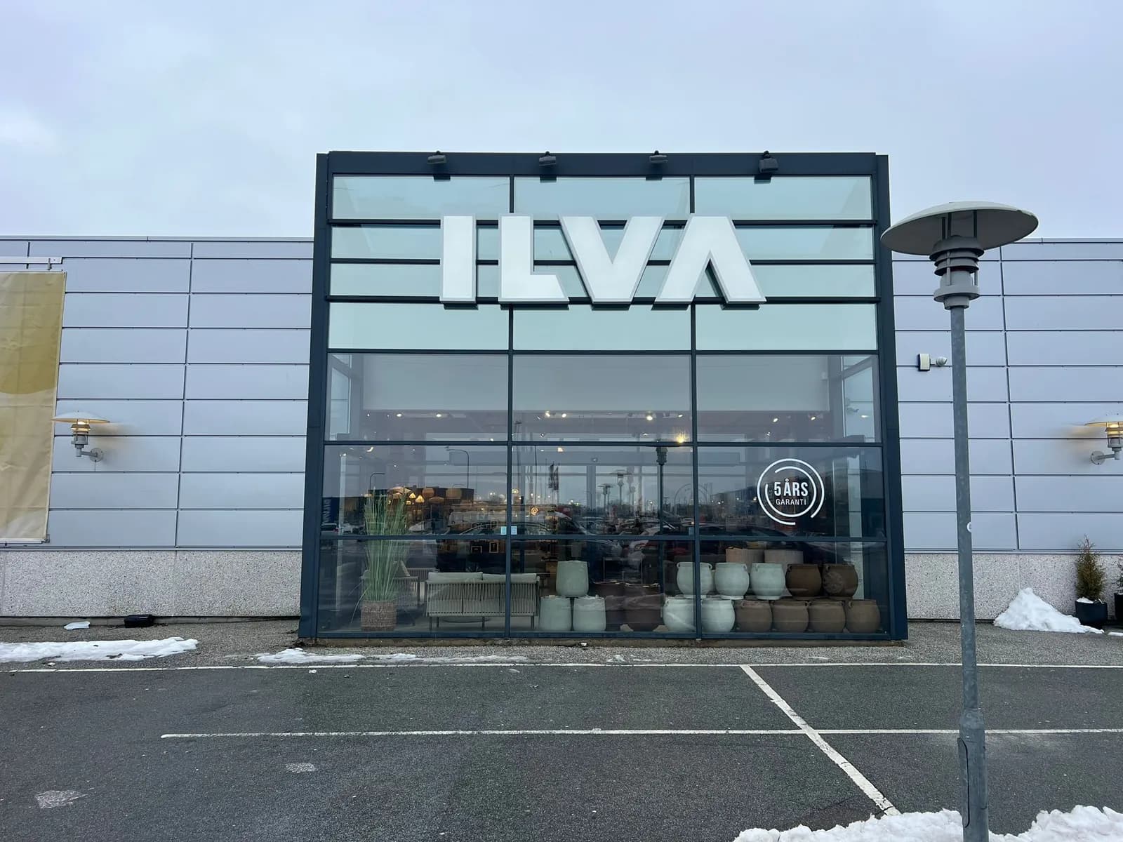 Store facadebogstaver monteret på glasfacaden hos ILVA