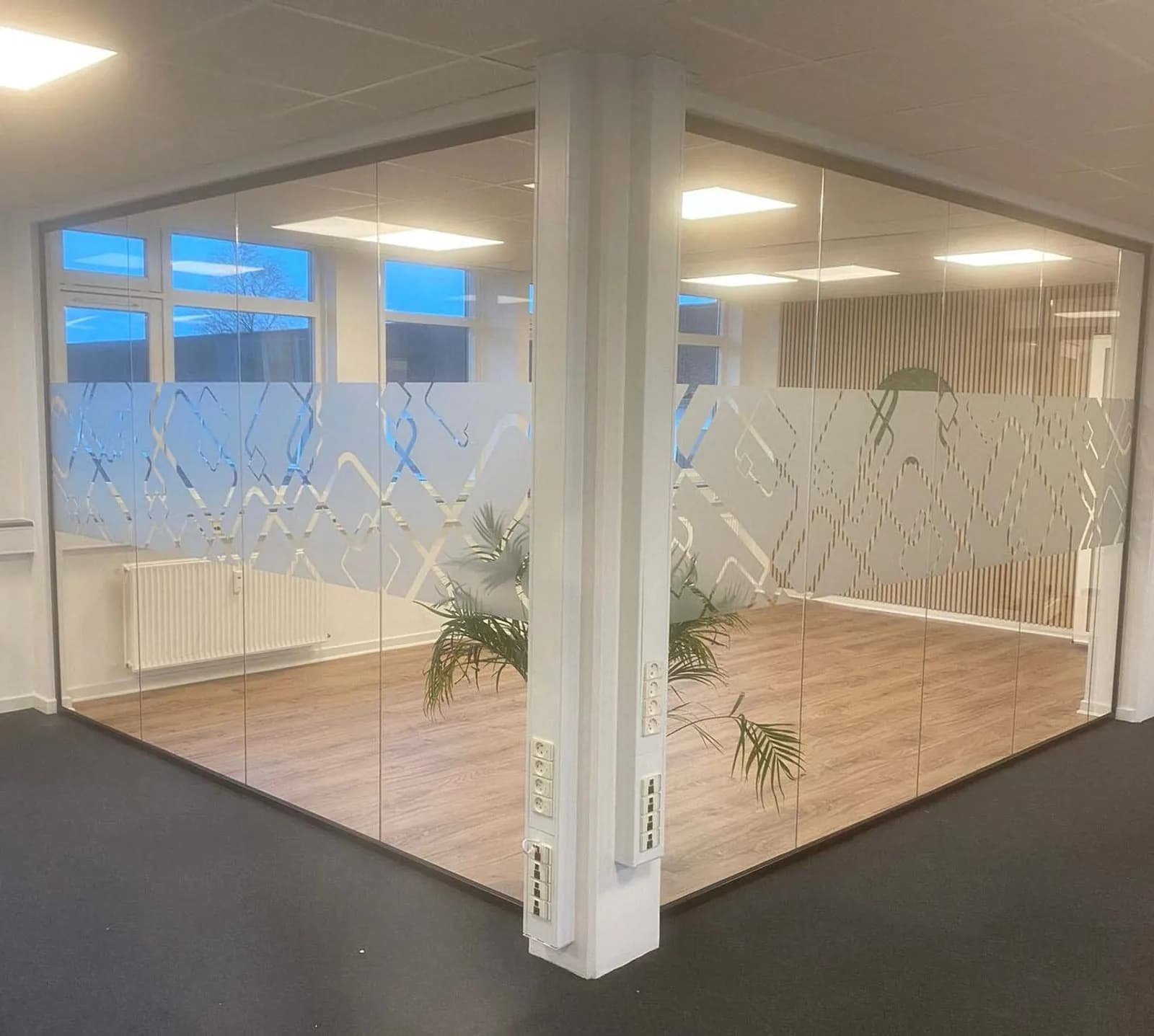 Glasvæg med sandblæst folie i kontorlandskab