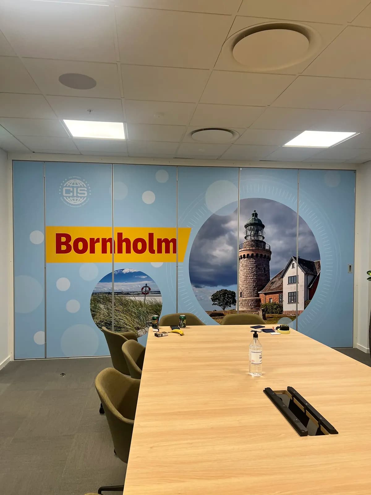 Vægfolie med Bornholm-tema i mødelokale hos DHL