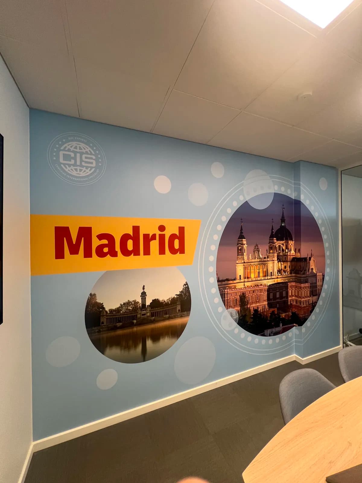 Vægfolie med Madrid-tema i mødelokale hos DHL
