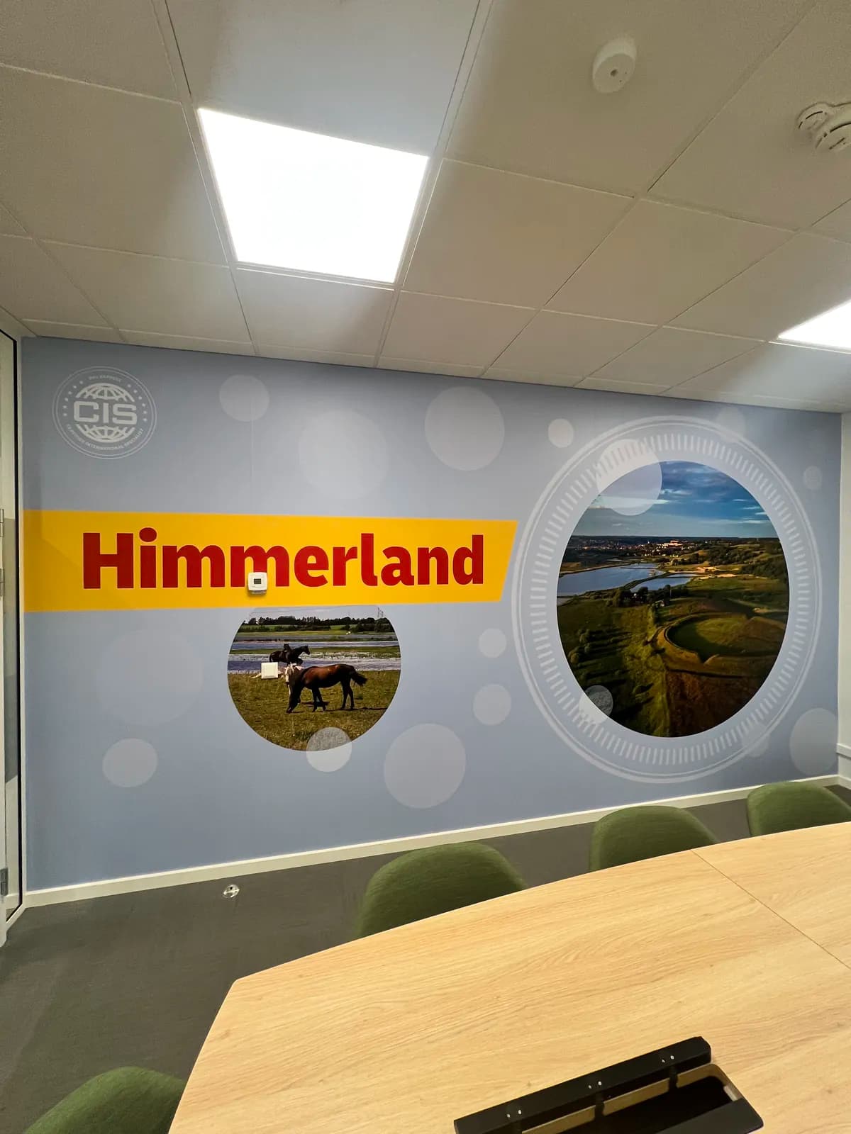 Printet vægfolie med Himmerland-tema i mødelokale hos DHL Express