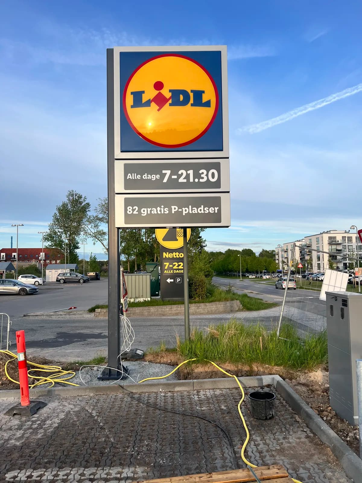 Pylon med lyskasse, åbningstider og parkeringsinfo til Lidl ved nyetableret butik