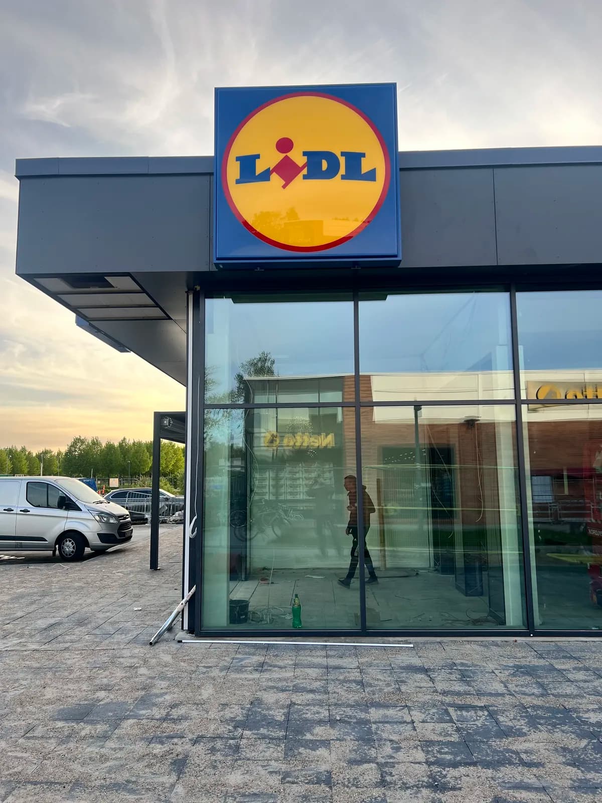 Lyskasse med Lidl-logo monteret på facadehjørnet af nybygget butik