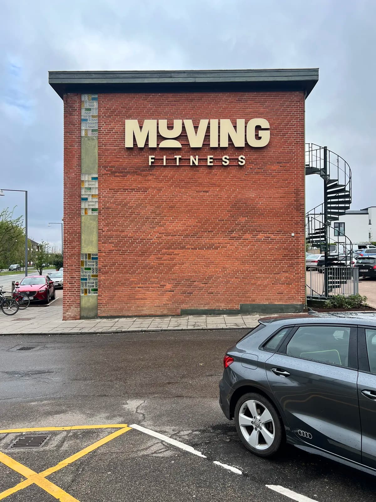 Facadebogstaver til Muving Fitness monteret på murstensgavl