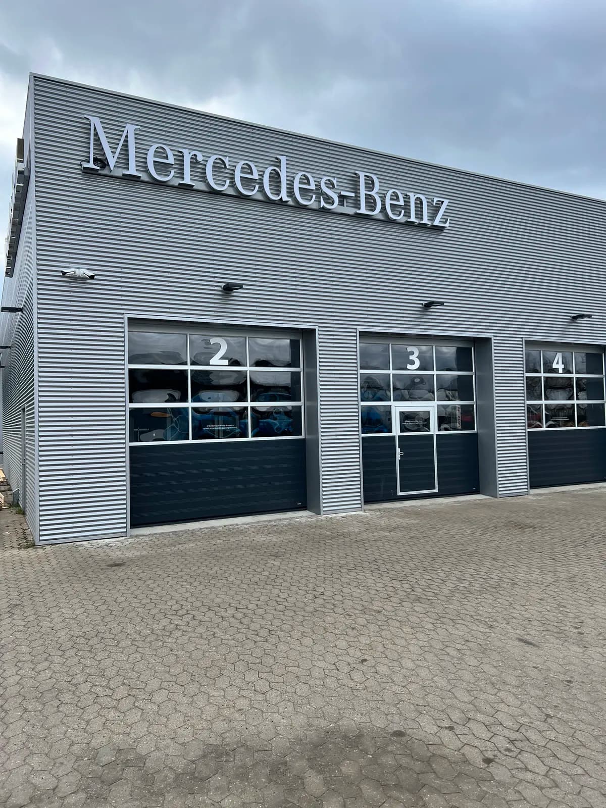 Facadebogstaver til Mercedes-Benz monteret på profileret aluminiumsfacade
