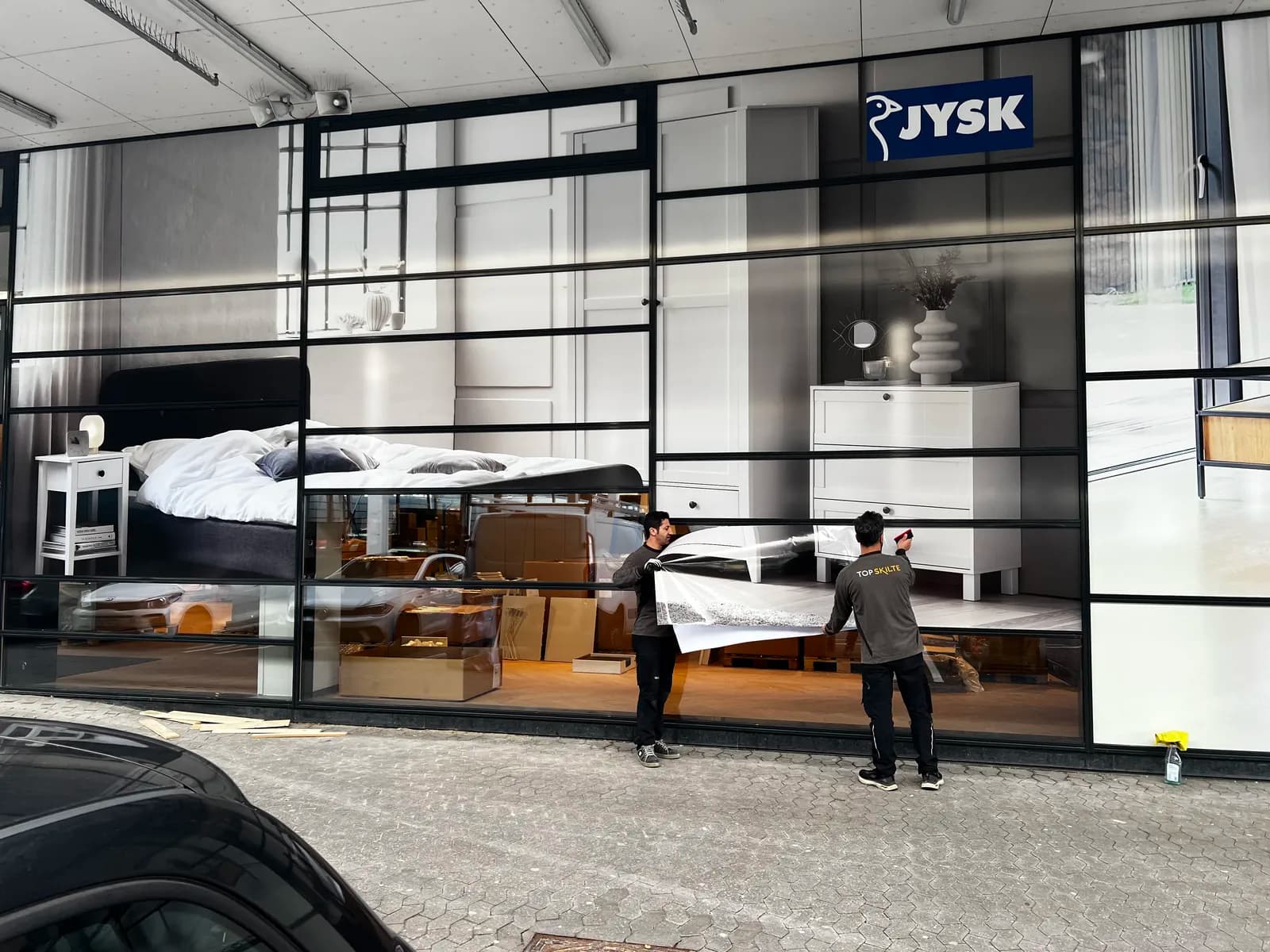 Montage af printet vinduesfolie i fuld facadehøjde hos JYSK