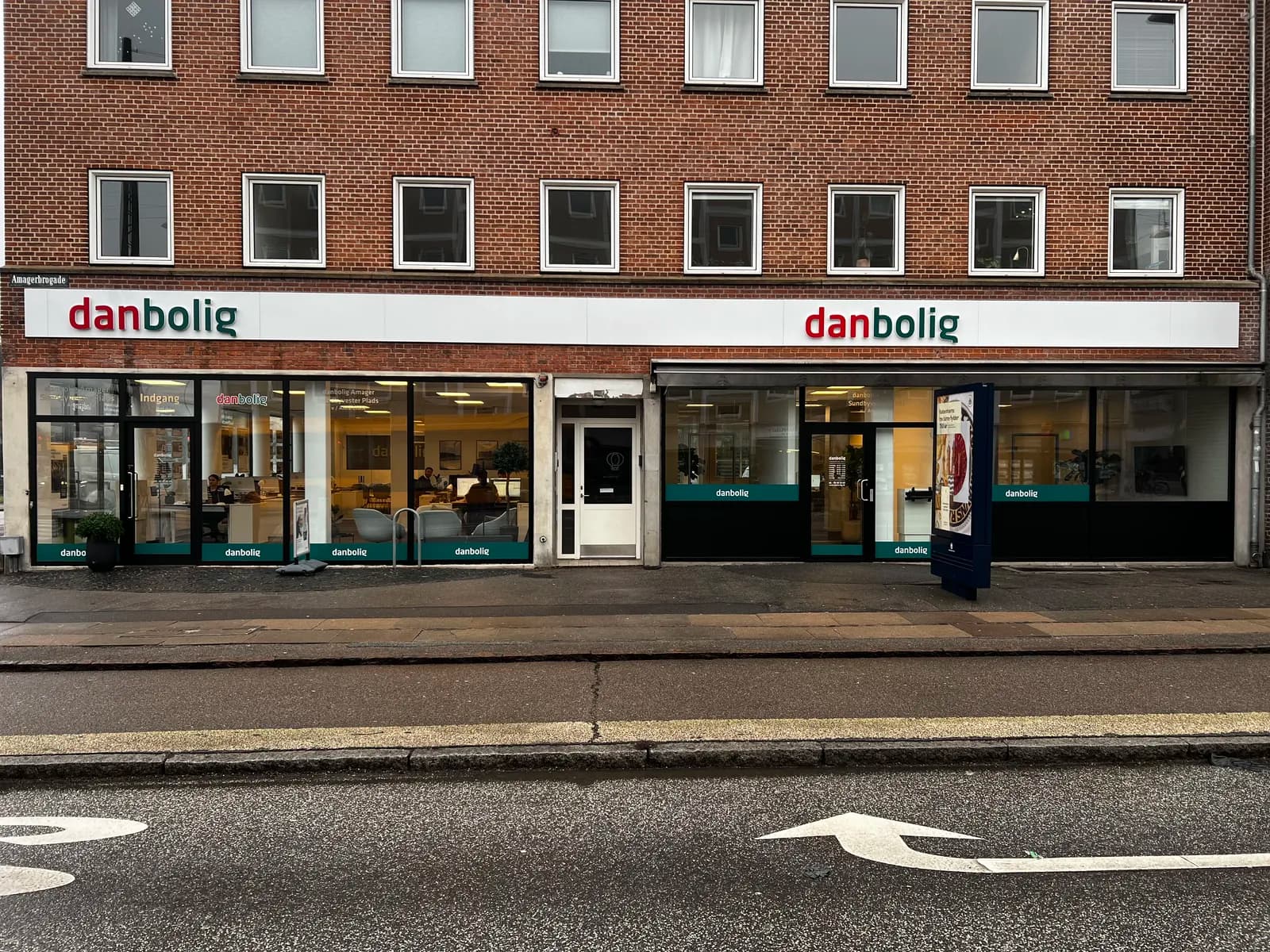 Facadeskilte og folie i vinduesbånd til danbolig på Amagerbrogade