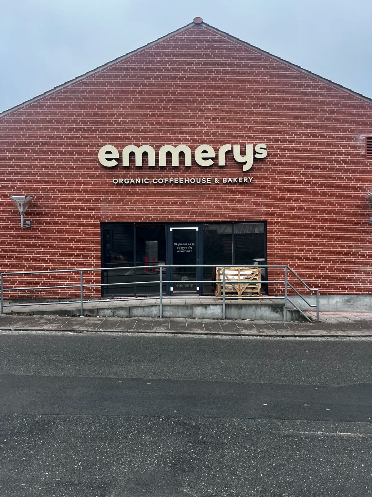 Facadebogstaver til Emmerys monteret på murstensgavl