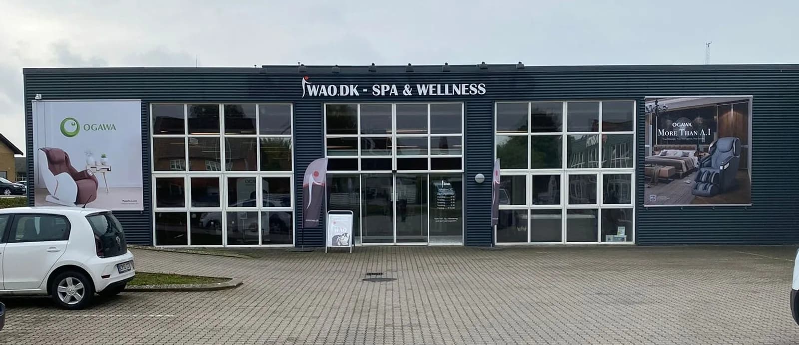 Friseskilt over butiksvinduer på wellnesscenter