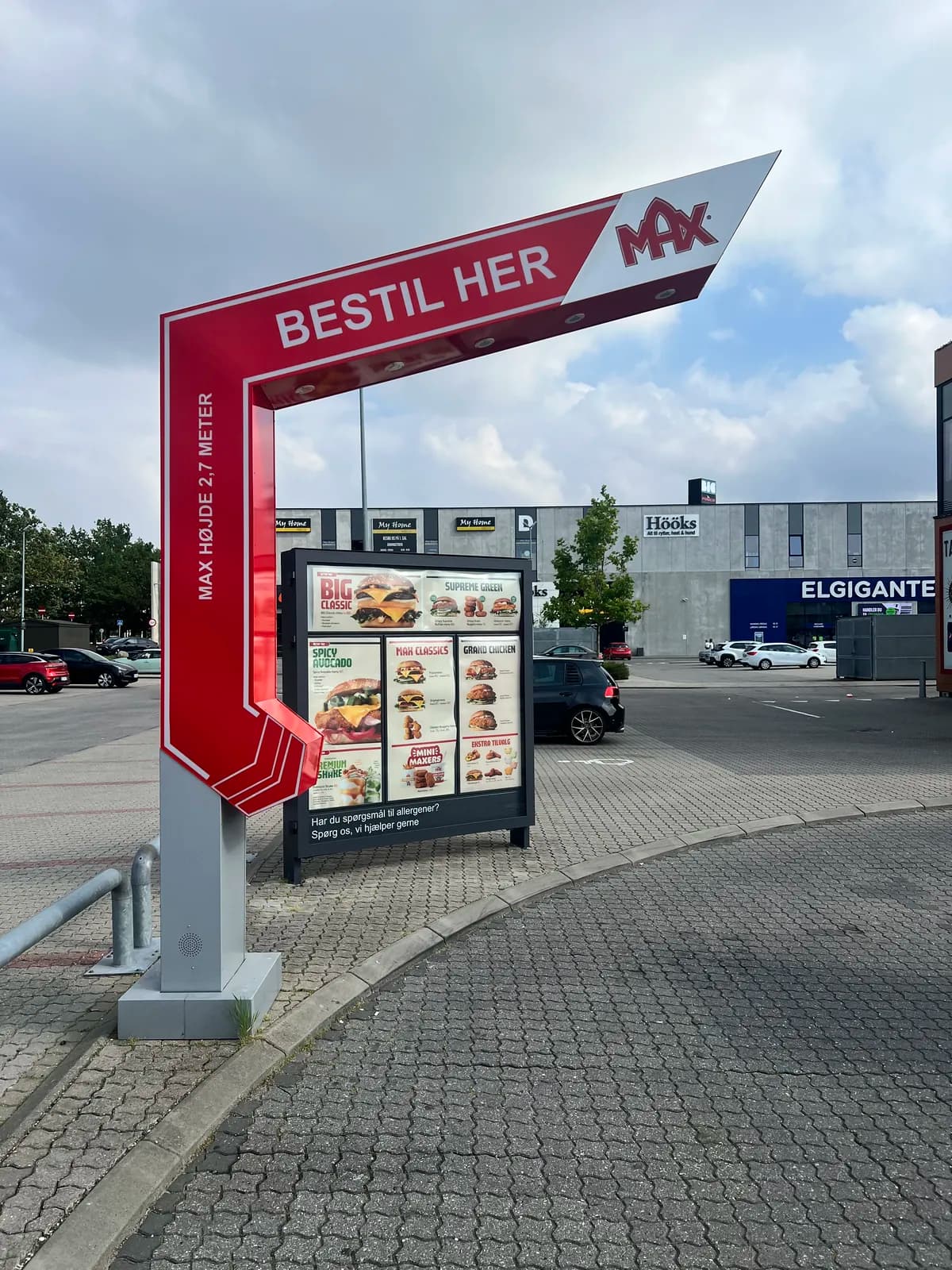 Færdigmonteret bestillingsstander med menutavle og højdebegrænser til MAX drive-in