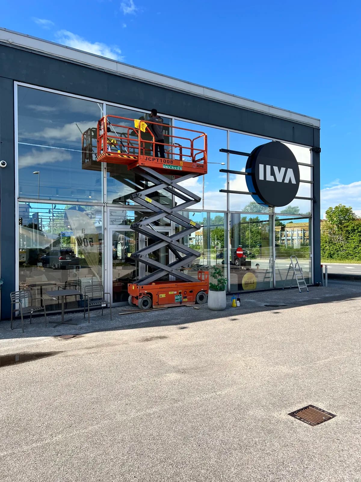 Montage af folie på glasfacaden hos ILVA udført fra sakselift