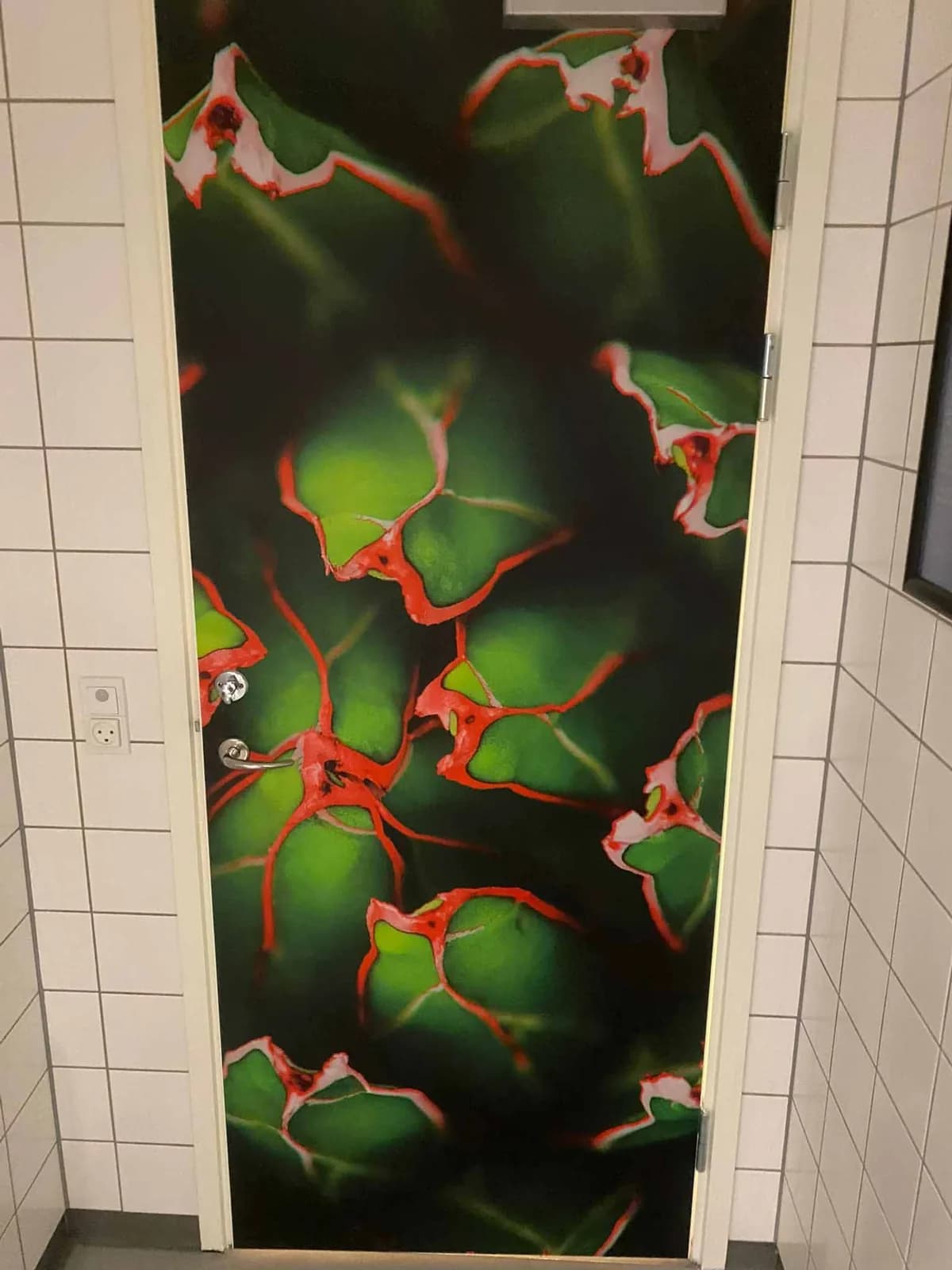 Dørdekoration med botanisk print i fuld højde