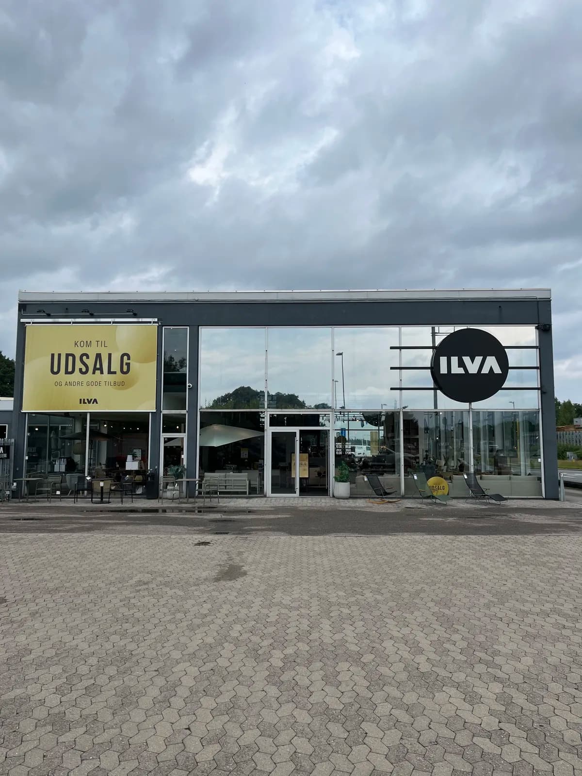Stort kampagnebanner monteret på glasfacaden hos ILVA