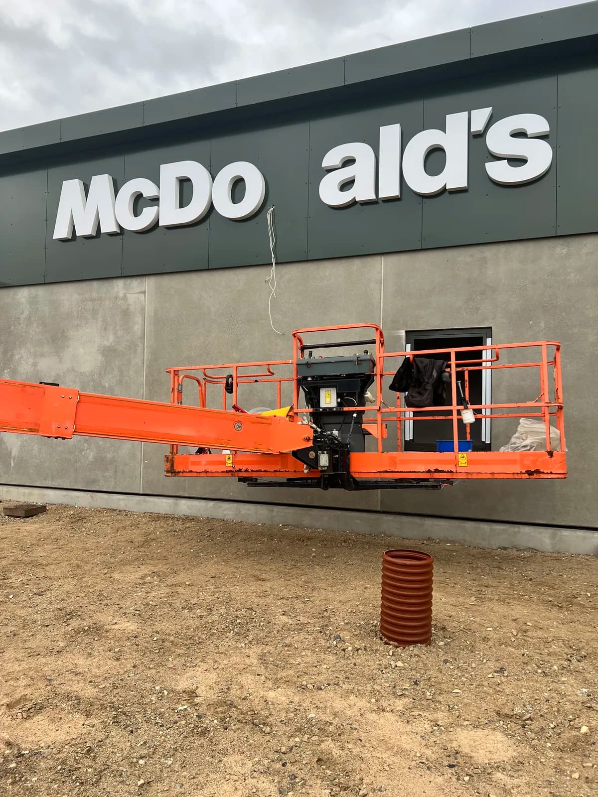 Montage af facadebogstaver til McDonald's udført fra bomlift