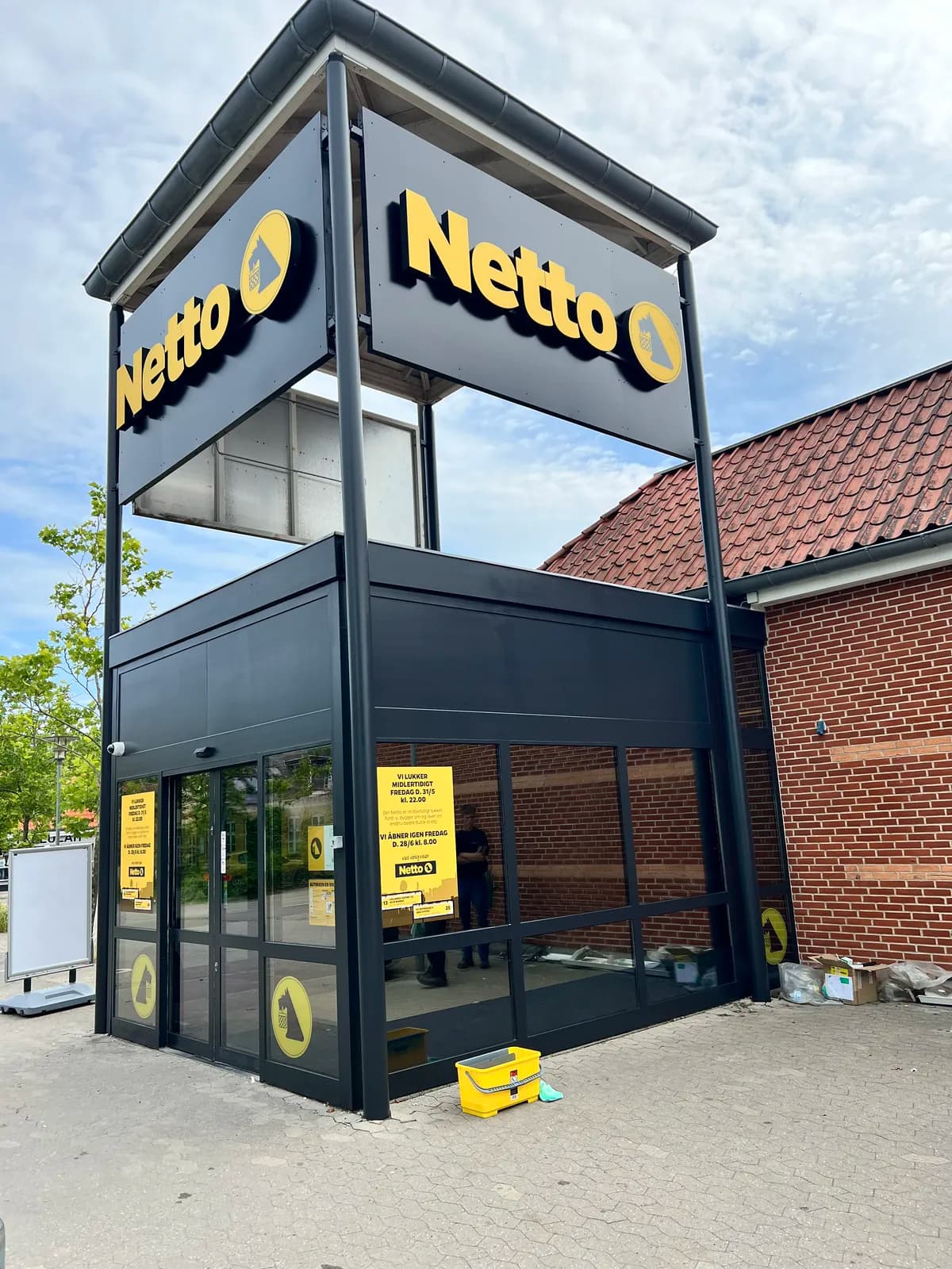 Nymonterede facadeskilte med Netto-logo på indgangsparti