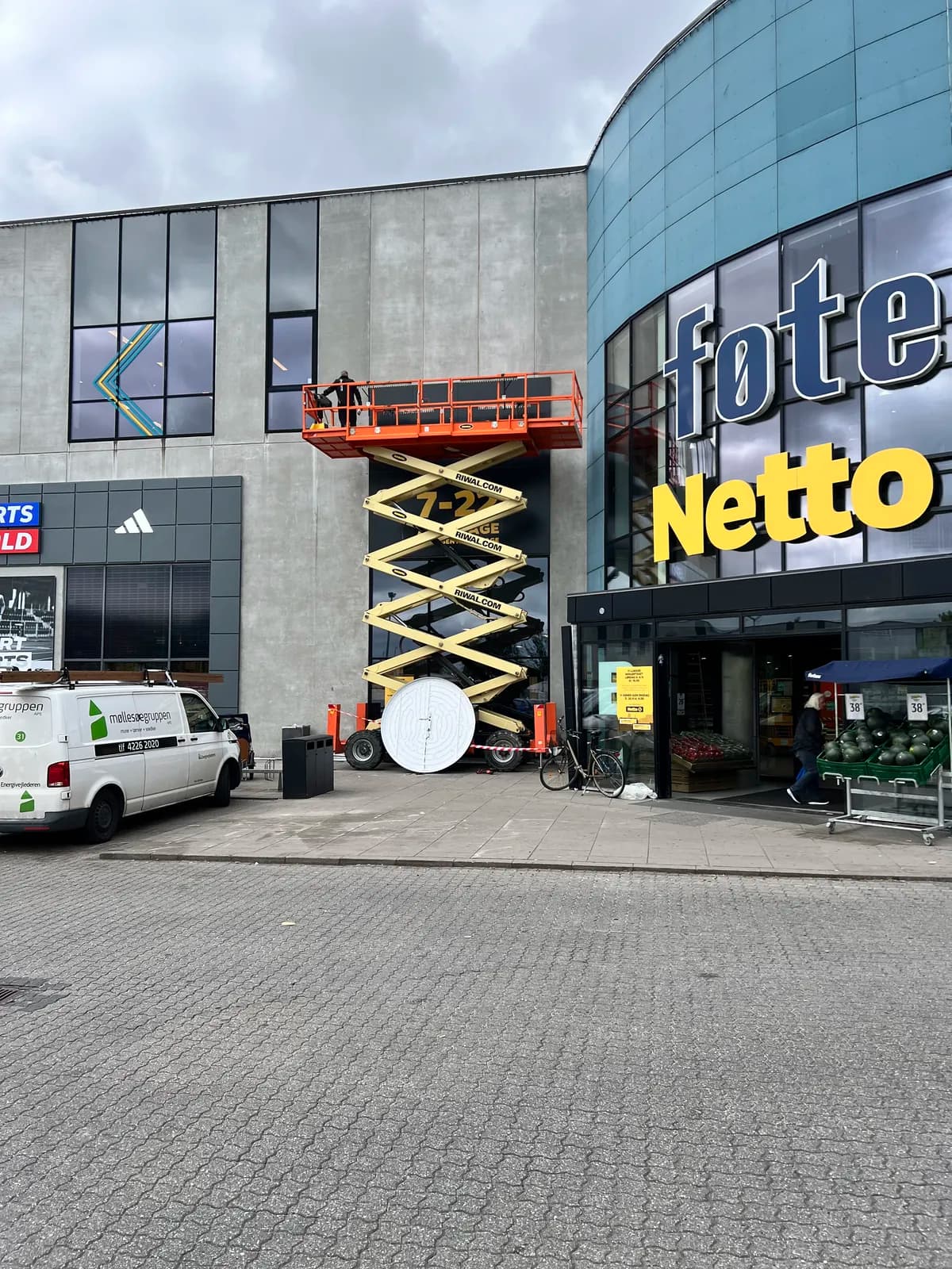 Skiltemontage med lifte på facaden hos Netto og føtex