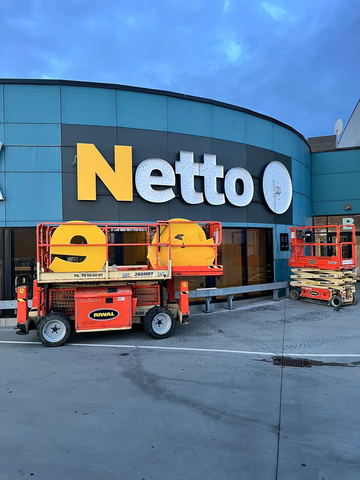 Udskiftning af LED-facadebogstaver hos Netto med lifte foran butikken