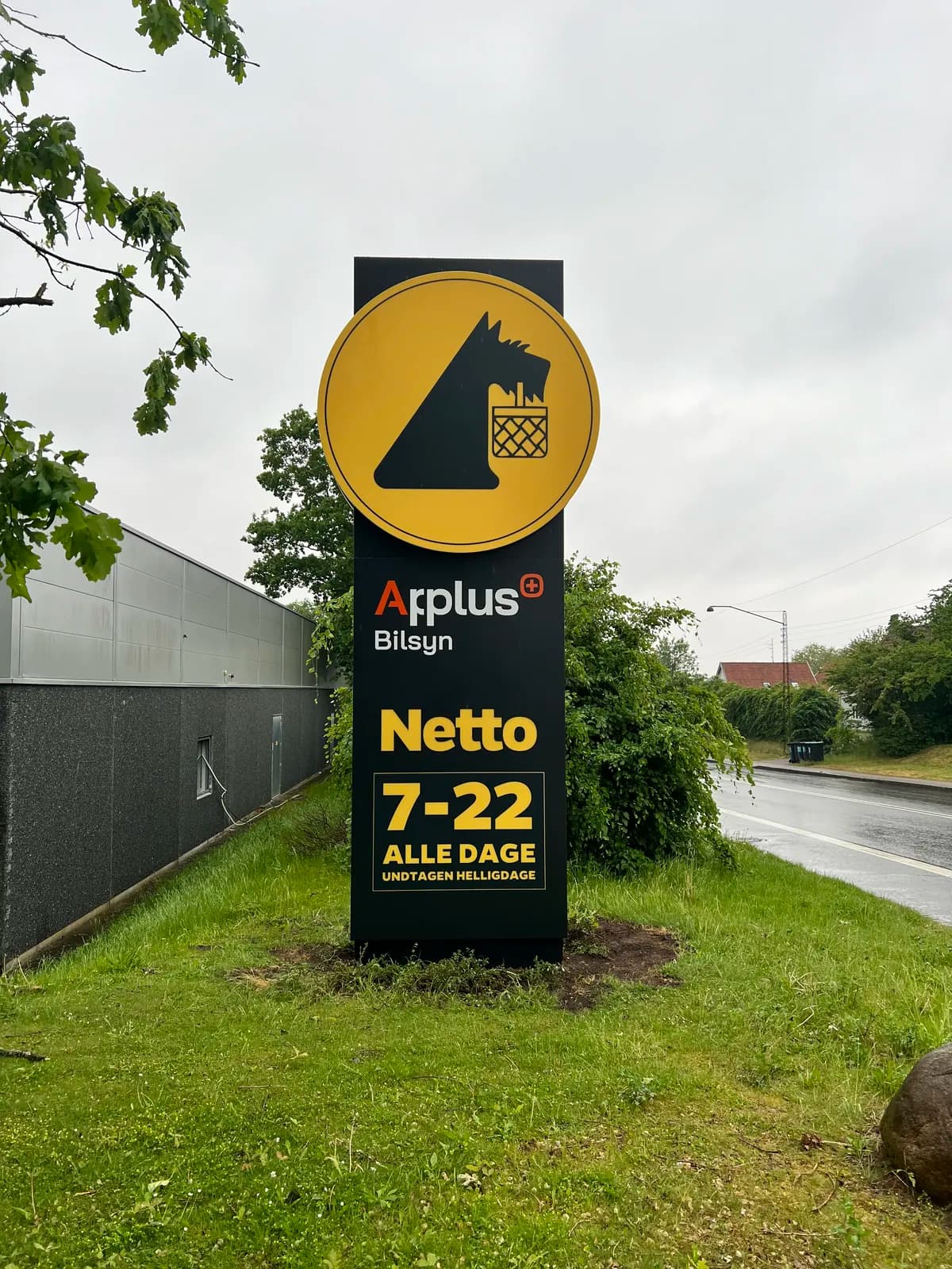 Dobbeltsidet pylon med Netto og Applus Bilsyn ved indkørslen til butikken