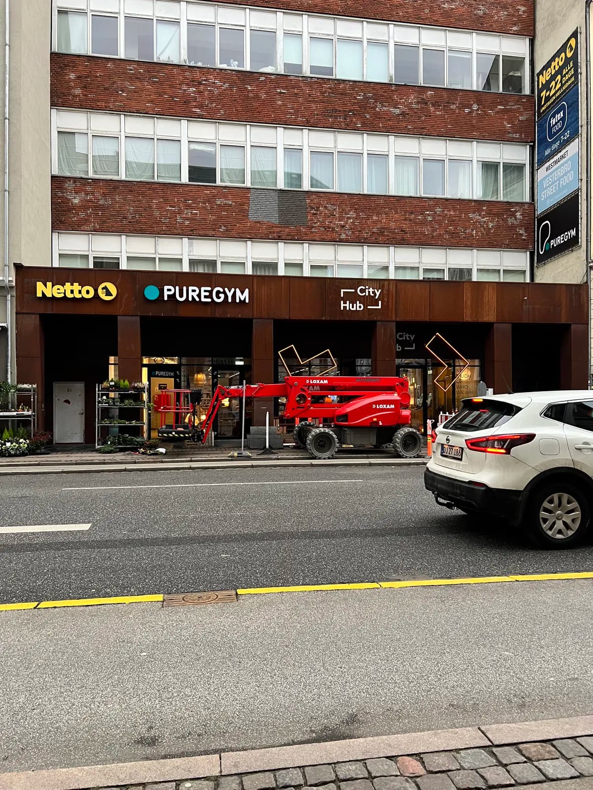 Facadebogstaver til Netto og PureGym monteret på cortenstål-facade ved City Hub