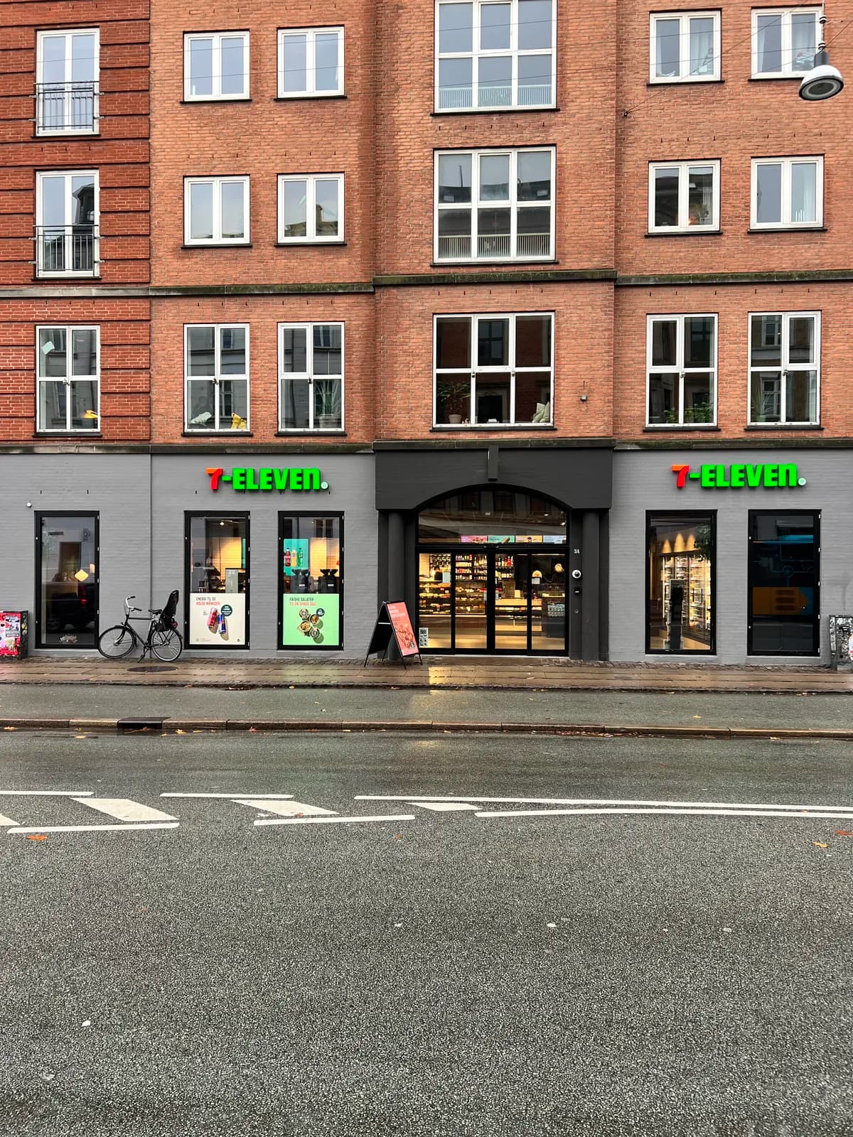 Facadebogstaver til 7-Eleven monteret over butiksvinduerne på gadefacade