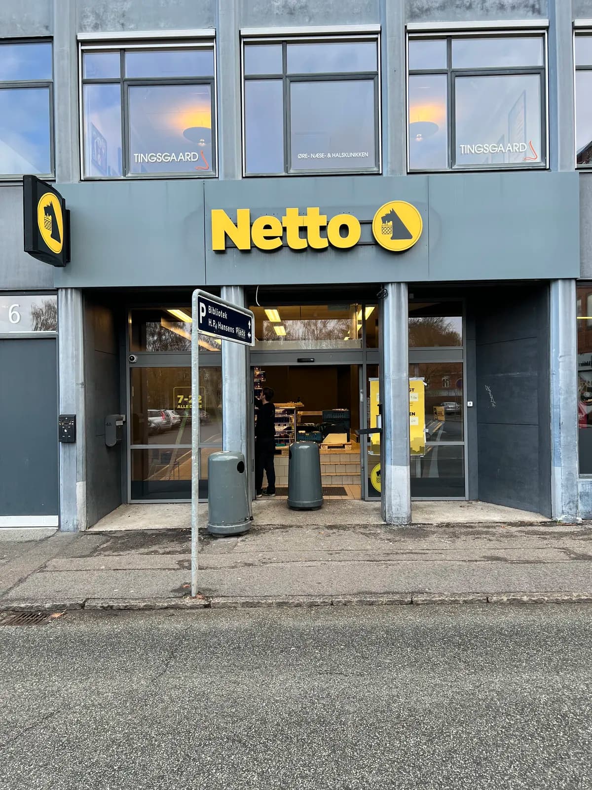 Komplet facadeskiltning til Netto med logobogstaver og udhængsskilt