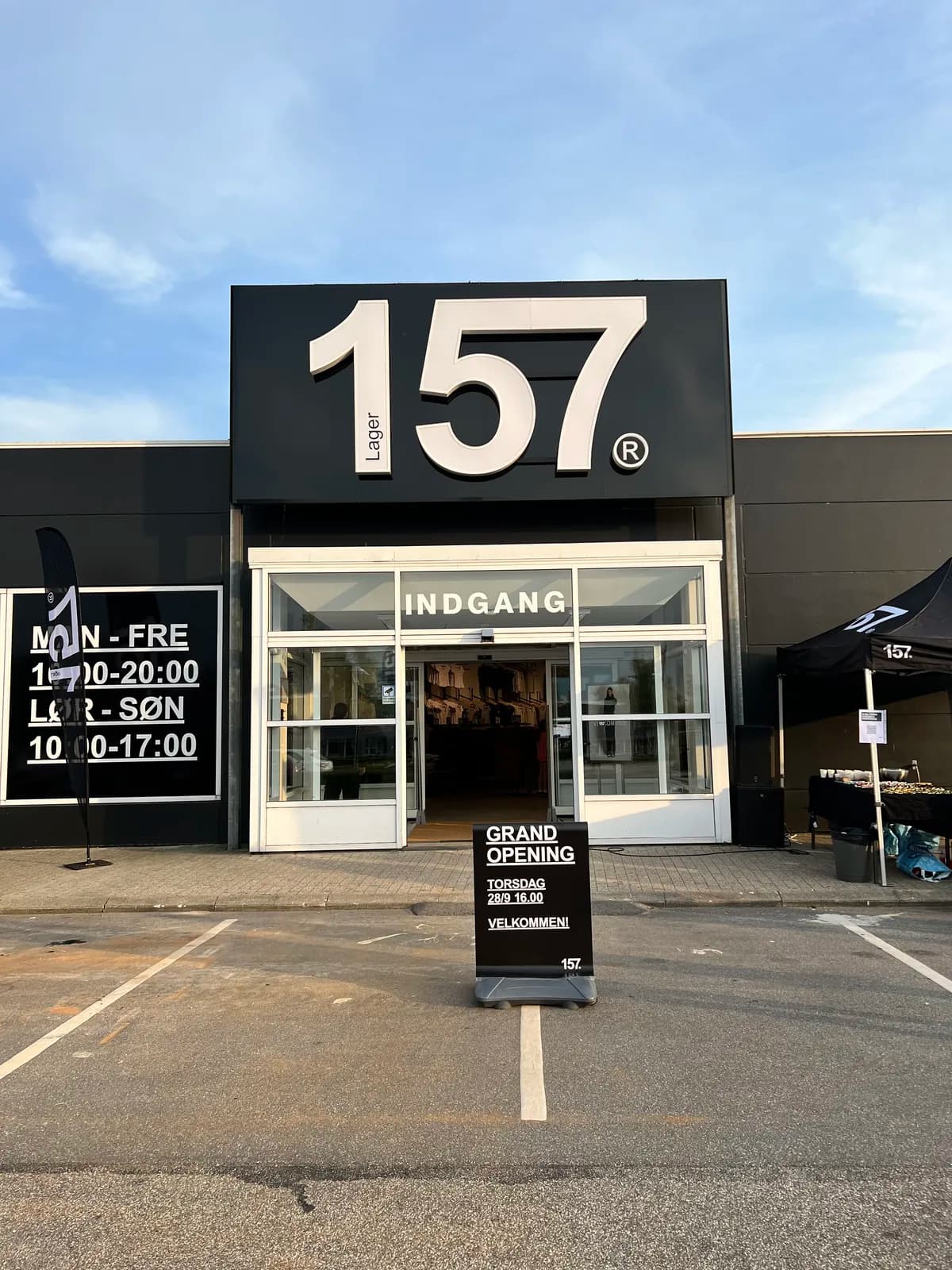 3D-facadebogstaver monteret over indgangen hos Lager 157 ved grand opening