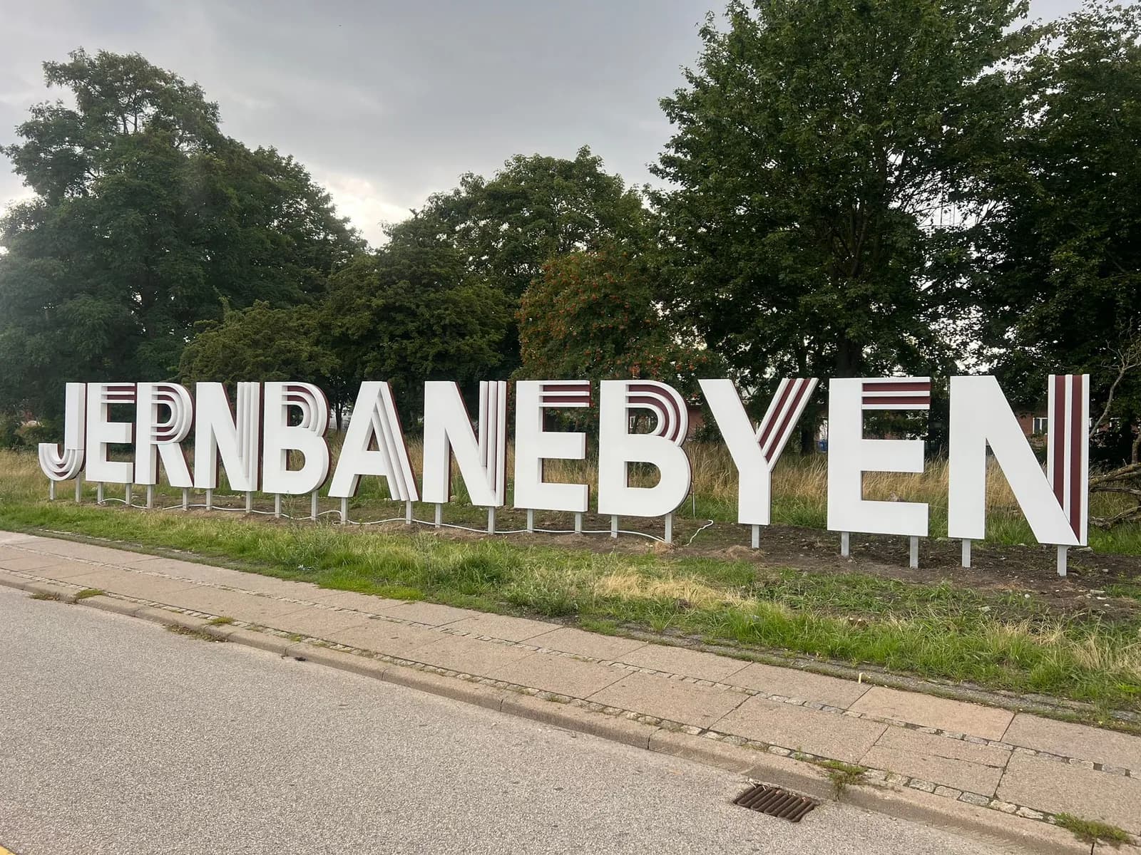 Store fritstående 3D-bogstaver med profileret front til Jernbanebyen i København