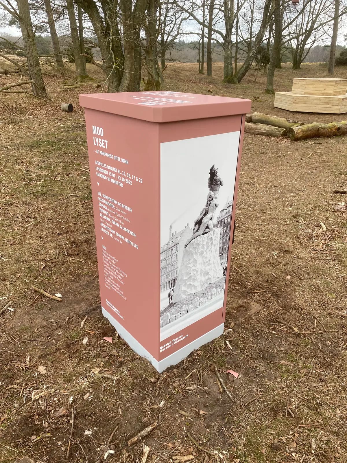 Informationspylon beklædt med printet folie til udstillingen Mod Lyset i Rudolph Tegners Museum & Statuepark
