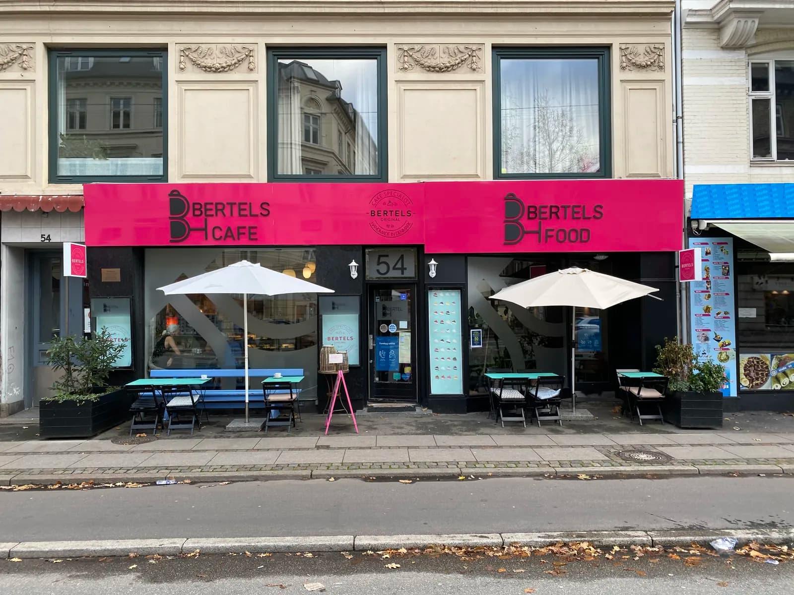 Facadeskilte i pink med monterede logobogstaver til Bertels Cafe og Bertels Food i København
