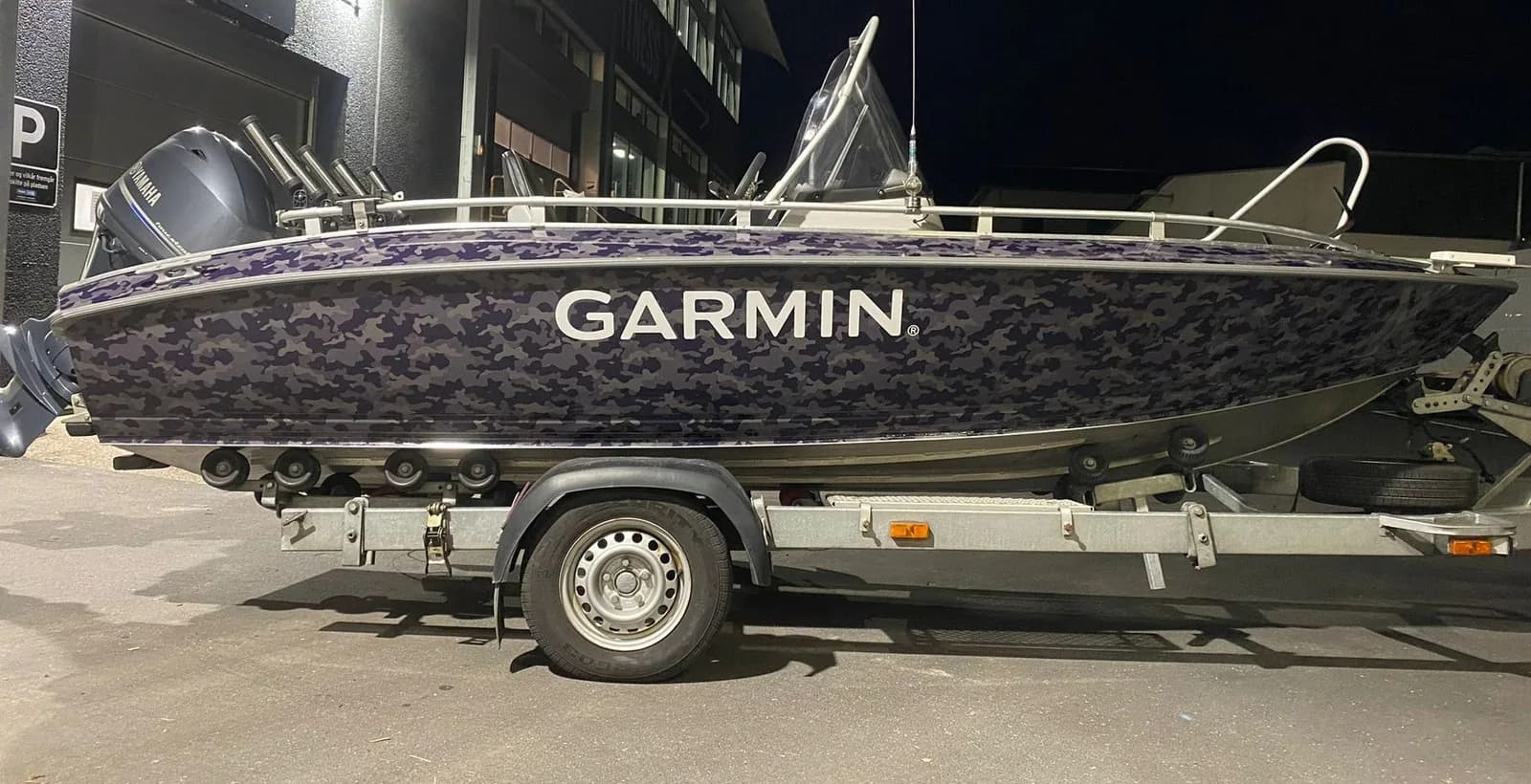 Bådtrailer og båd med camouflagefolie og Garmin-logo