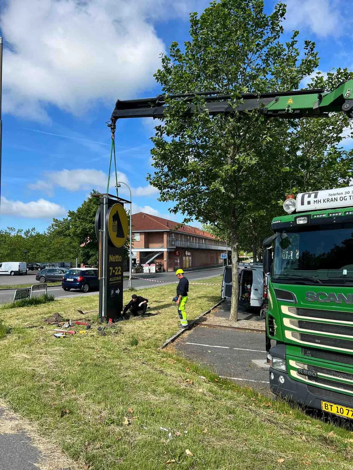 Kranbil løfter pylonkonstruktion på plads