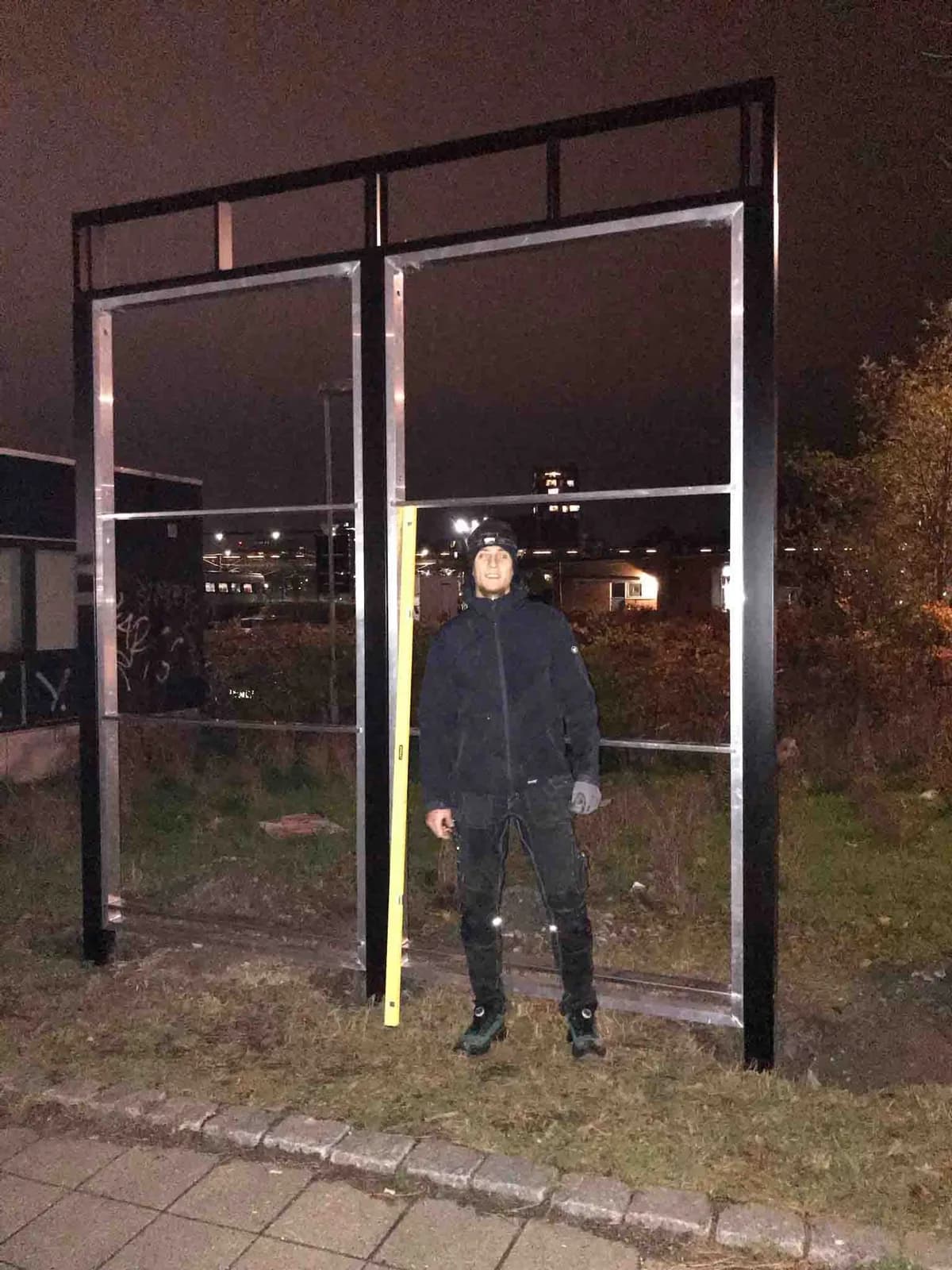 Stålkonstruktion til pylon rejst på fundament