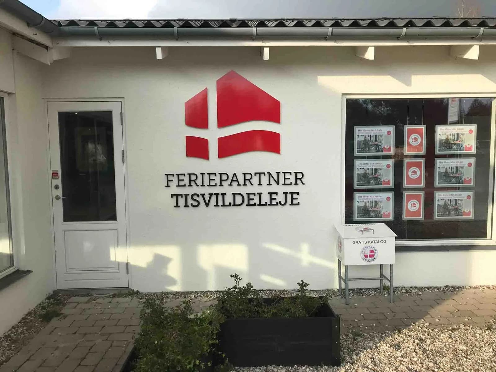 Facadeskilt med logo til Feriepartner Tisvildeleje