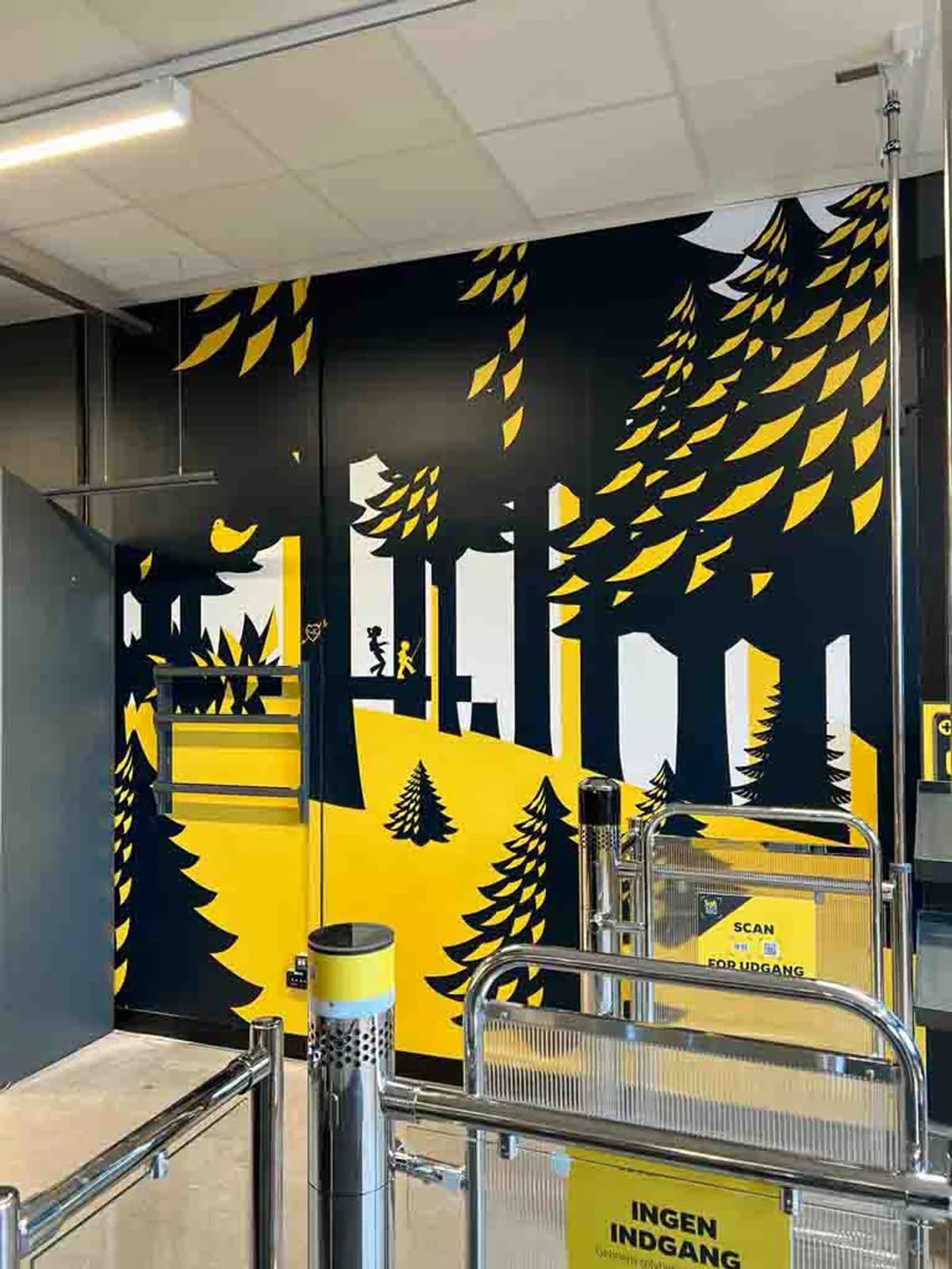 Wallprint med grafisk skovmotiv hos Fitness World